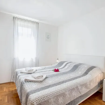 Modern In - 73 M² - Balcony And Air Conditioning Διαμέρισμα Bašanija