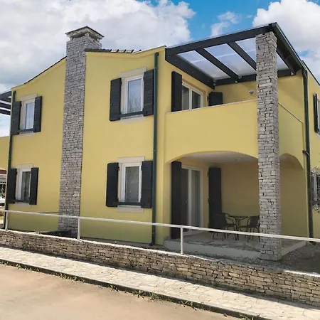Modern In - 73 M² - Balcony And Air Conditioning Διαμέρισμα *