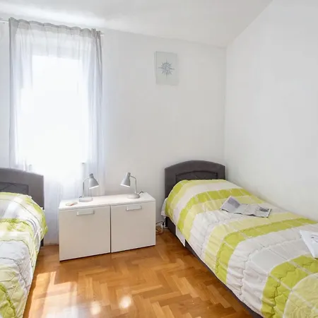 Modern In - 73 M² - Balcony And Air Conditioning Διαμέρισμα Bašanija